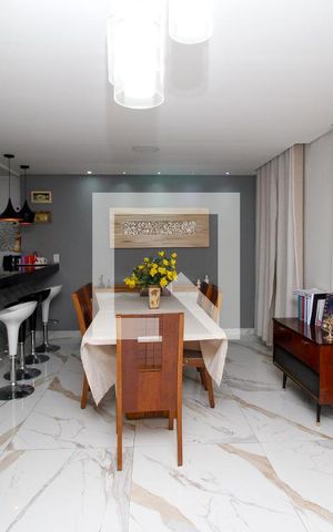 Casa à venda com 257m², 5 quartos e 4 vagas Casa à venda com 257m², 5 quartos e 4 vagasSala/Copa