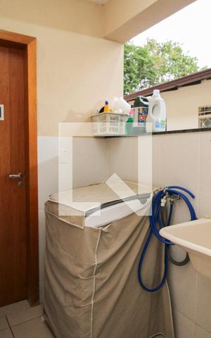 Casa à venda com 257m², 5 quartos e 4 vagas Casa à venda com 257m², 5 quartos e 4 vagasArea de Serviço
