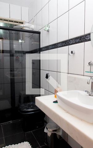 Casa à venda com 257m², 5 quartos e 4 vagas Casa à venda com 257m², 5 quartos e 4 vagasBanheiro Social