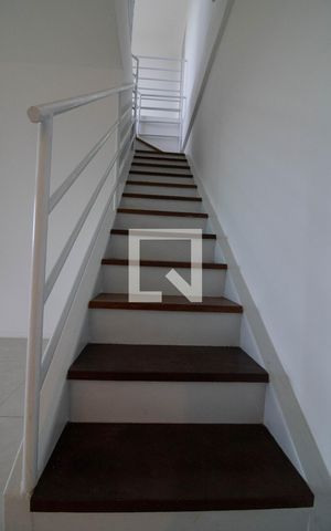 Apartamento à venda com 120m², 2 quartos e 1 vaga Apartamento à venda com 120m², 2 quartos e 1 vagaEscada