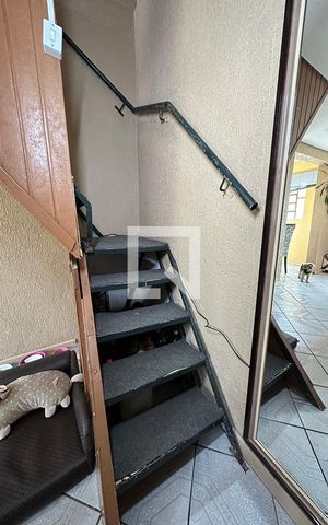 Casa à venda com 200m², 3 quartos e 2 vagasEscada