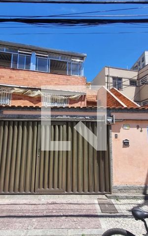 Casa à venda com 172m², 4 quartos e 1 vaga Casa à venda com 172m², 4 quartos e 1 vagaFachada