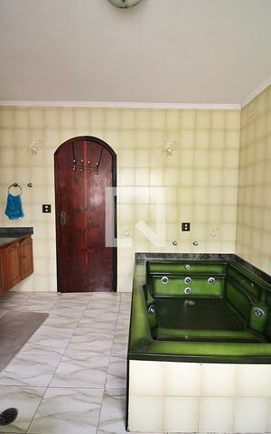 Casa à venda com 350m², 4 quartos e 2 vagasBanheiro do Quarto 1 - Suíte