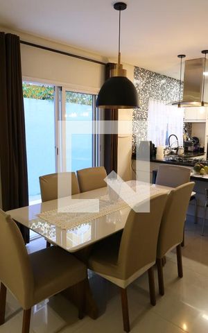 Casa à venda com 165m², 3 quartos e 2 vagasSala