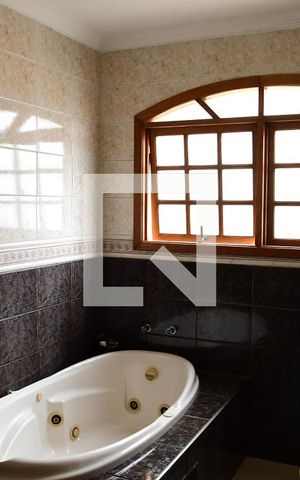 Casa de condomínio para alugar com 379m², 4 quartos e 4 vagasBanheiro Social