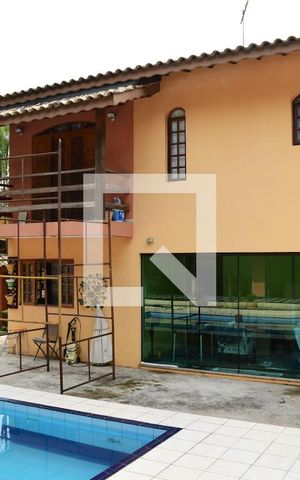 Casa de condomínio para alugar com 379m², 4 quartos e 4 vagasFundos