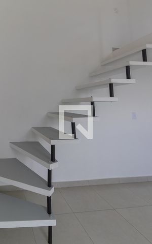 Studio para alugar com 31m², 1 quarto e sem vaga Studio para alugar com 31m², 1 quarto e sem vagaEscada