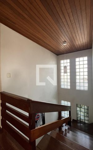 Casa de condomínio à venda com 300m², 4 quartos e 2 vagasEscada
