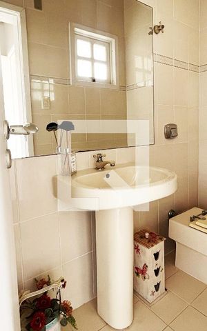 Casa de condomínio à venda com 300m², 4 quartos e 2 vagasLavabo