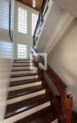 Casa de condomínio à venda com 300m², 4 quartos e 2 vagasEscada