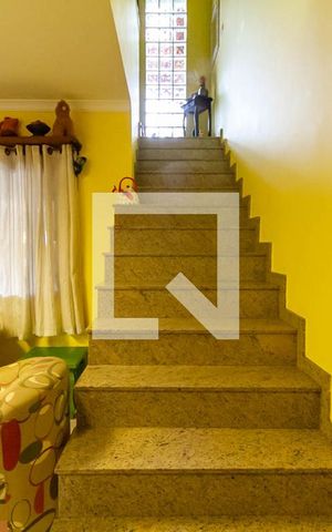 Casa à venda com 210m², 4 quartos e 2 vagas Casa à venda com 210m², 4 quartos e 2 vagasEscada