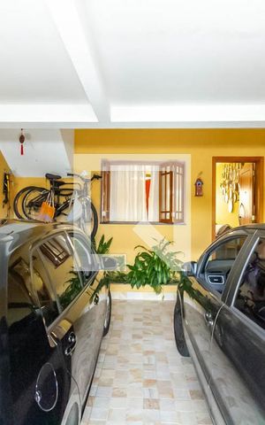 Casa à venda com 210m², 4 quartos e 2 vagas Casa à venda com 210m², 4 quartos e 2 vagasGaragem