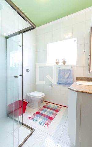 Casa à venda com 210m², 4 quartos e 2 vagas Casa à venda com 210m², 4 quartos e 2 vagasBanheiro Social