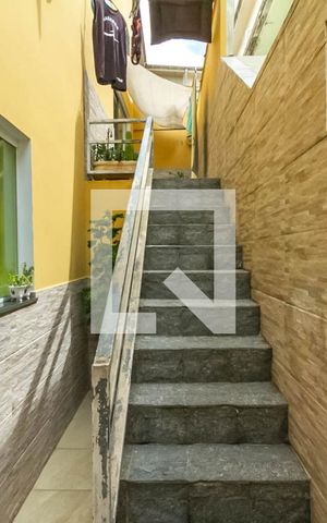 Casa à venda com 210m², 4 quartos e 2 vagas Casa à venda com 210m², 4 quartos e 2 vagasEscada