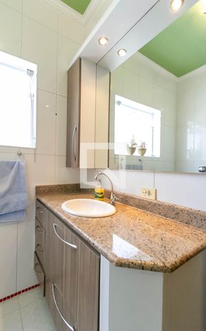 Casa à venda com 210m², 4 quartos e 2 vagas Casa à venda com 210m², 4 quartos e 2 vagasBanheiro Social