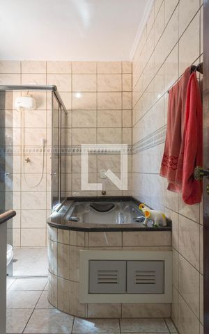 Casa à venda com 225m², 2 quartos e 7 vagas Casa à venda com 225m², 2 quartos e 7 vagasBanheiro da Suíte 1