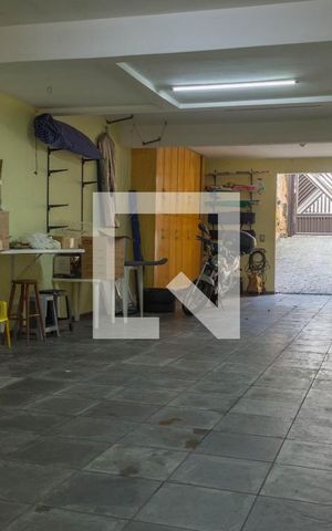 Casa à venda com 225m², 2 quartos e 7 vagas Casa à venda com 225m², 2 quartos e 7 vagasGaragem