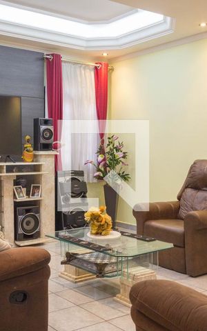 Casa à venda com 225m², 2 quartos e 7 vagas Casa à venda com 225m², 2 quartos e 7 vagasSala