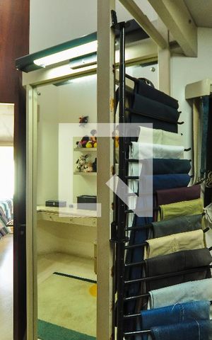 Casa à venda com 550m², 4 quartos e 4 vagas Casa à venda com 550m², 4 quartos e 4 vagasCloset da suíte 3