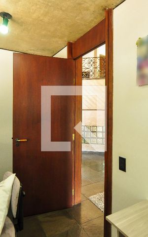 Casa à venda com 550m², 4 quartos e 4 vagas Casa à venda com 550m², 4 quartos e 4 vagasEscritório