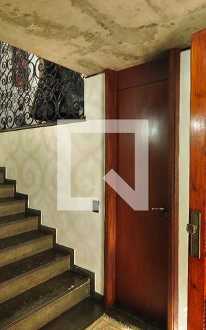 Casa à venda com 550m², 4 quartos e 4 vagas Casa à venda com 550m², 4 quartos e 4 vagasEntrada