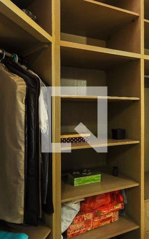 Casa à venda com 550m², 4 quartos e 4 vagas Casa à venda com 550m², 4 quartos e 4 vagasCloset da suíte 1