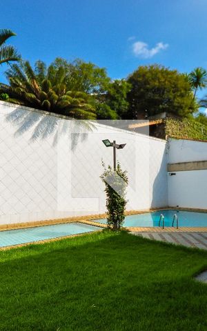 Casa à venda com 550m², 4 quartos e 4 vagas Casa à venda com 550m², 4 quartos e 4 vagasPiscina