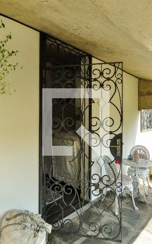 Casa à venda com 550m², 4 quartos e 4 vagas Casa à venda com 550m², 4 quartos e 4 vagasVaranda da Sala Íntima