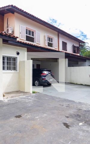 Casa à venda com 300m², 4 quartos e 6 vagas Casa à venda com 300m², 4 quartos e 6 vagasGaragem