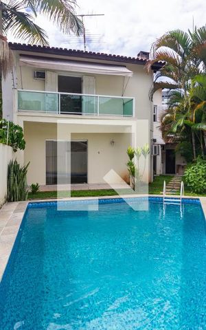 Casa à venda com 300m², 4 quartos e 6 vagas Casa à venda com 300m², 4 quartos e 6 vagasPiscina