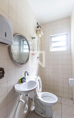 Casa à venda com 300m², 4 quartos e 6 vagas Casa à venda com 300m², 4 quartos e 6 vagasBanheiro de Serviço