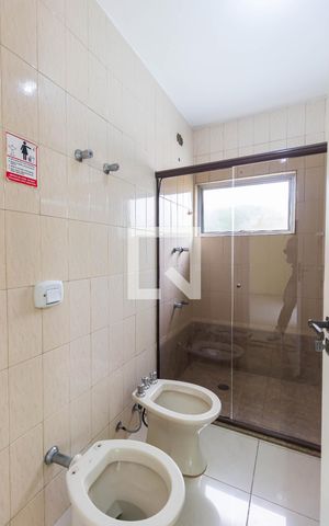 Casa à venda com 300m², 4 quartos e 6 vagas Casa à venda com 300m², 4 quartos e 6 vagasBanheiro da Suíte 1
