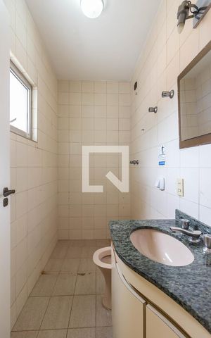 Casa à venda com 300m², 4 quartos e 6 vagas Casa à venda com 300m², 4 quartos e 6 vagasBanheiro da Suíte 2