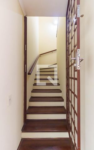 Casa à venda com 300m², 4 quartos e 6 vagas Casa à venda com 300m², 4 quartos e 6 vagasEscada