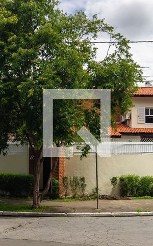 Casa à venda com 300m², 4 quartos e 6 vagas Casa à venda com 300m², 4 quartos e 6 vagasFachada