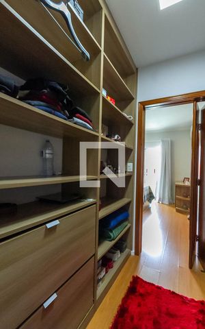Casa à venda com 272m², 4 quartos e 3 vagas Casa à venda com 272m², 4 quartos e 3 vagasCloset da Suíte 1