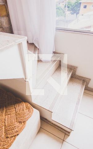 Apartamento à venda com 133m², 2 quartos e 2 vagas Apartamento à venda com 133m², 2 quartos e 2 vagasEscada