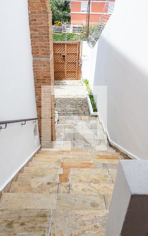 Casa à venda com 200m², 3 quartos e 4 vagas Casa à venda com 200m², 3 quartos e 4 vagasEscadas