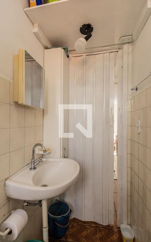 Casa à venda com 230m², 7 quartos e 2 vagas Casa à venda com 230m², 7 quartos e 2 vagasBanheiro Social