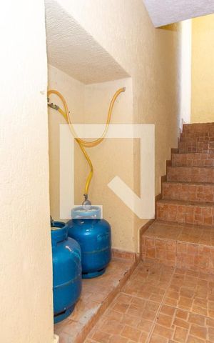 Casa à venda com 312m², 3 quartos e 4 vagas Casa à venda com 312m², 3 quartos e 4 vagasEscada para Garagem