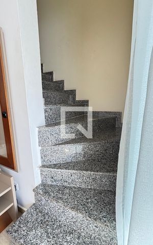 Apartamento à venda com 180m², 3 quartos e 2 vagas Apartamento à venda com 180m², 3 quartos e 2 vagasEscada