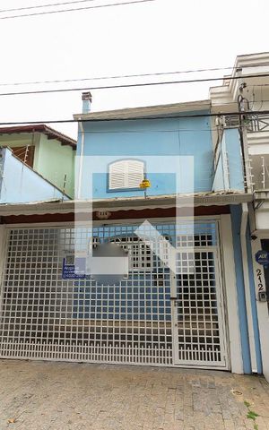 Casa à venda com 236m², 3 quartos e 2 vagas Casa à venda com 236m², 3 quartos e 2 vagasFachada