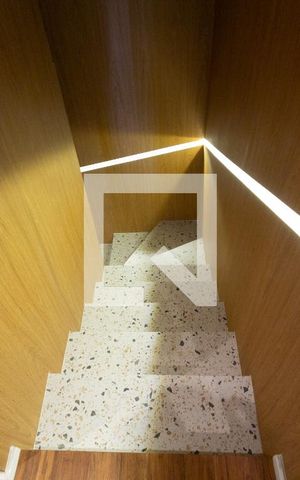 Casa de condomínio para alugar com 138m², 1 quarto e 2 vagas Casa de condomínio para alugar com 138m², 1 quarto e 2 vagasEscada