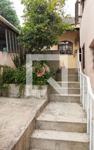 Casa à venda com 323m², 6 quartos e 3 vagas Casa à venda com 323m², 6 quartos e 3 vagasQuintal - Casa 01