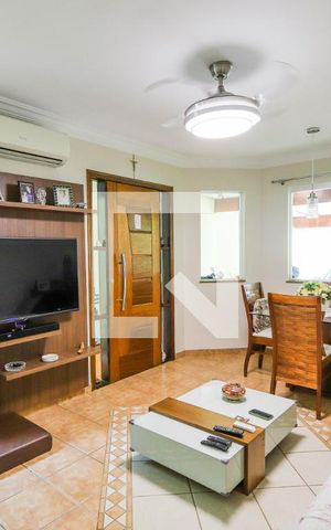 Casa à venda com 127m², 4 quartos e 4 vagas Casa à venda com 127m², 4 quartos e 4 vagasSala
