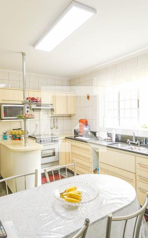 Casa à venda com 127m², 4 quartos e 4 vagas Casa à venda com 127m², 4 quartos e 4 vagasCozinha
