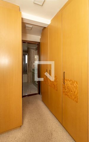 Casa à venda com 400m², 4 quartos e 4 vagas Casa à venda com 400m², 4 quartos e 4 vagasCloset da suíte
