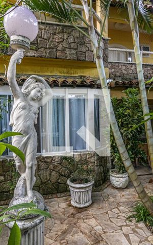 Casa de condomínio à venda com 750m², 6 quartos e 4 vagas Casa de condomínio à venda com 750m², 6 quartos e 4 vagasÁrea externa