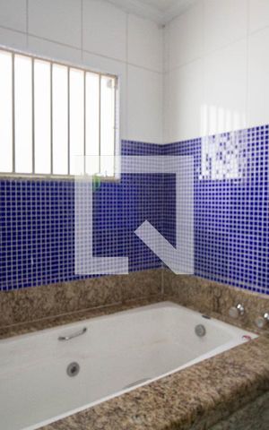 Casa à venda com 160m², 4 quartos e 2 vagas Casa à venda com 160m², 4 quartos e 2 vagasBanheiro da Suíte