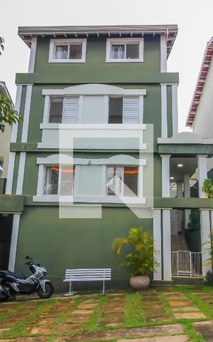 Casa de condomínio à venda com 250m², 5 quartos e 3 vagas Casa de condomínio à venda com 250m², 5 quartos e 3 vagasFachada